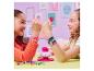 Deux filles font des bracelets avec un appareil et portent des bracelets colorés.