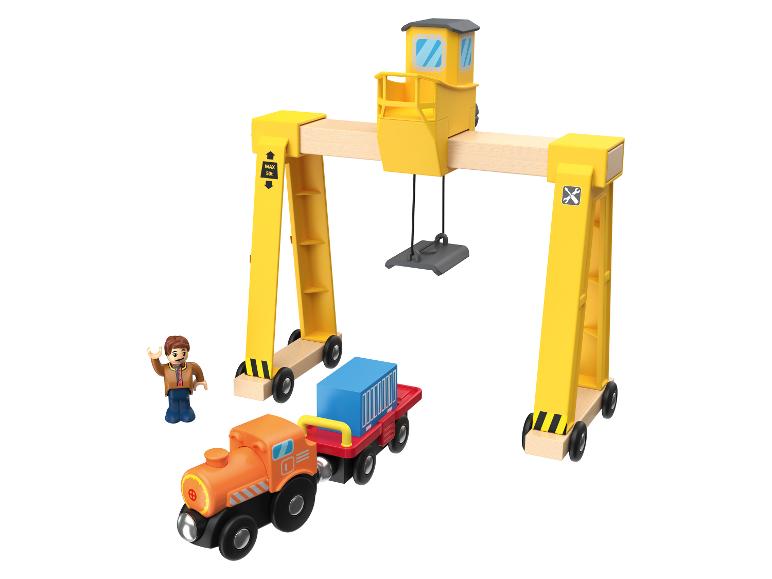 Houten speelgoedset met kraan, trein en figuren.