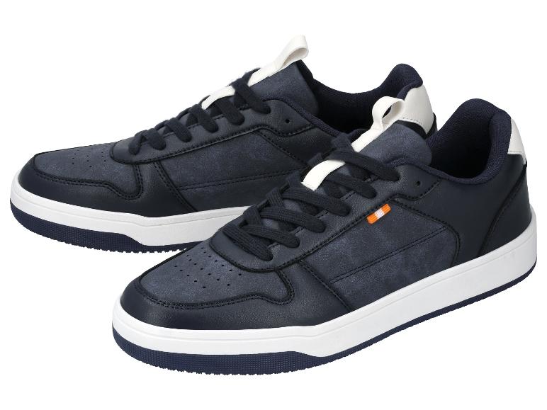Een paar donkerblauwe herensneakers met witte zolen en veters.