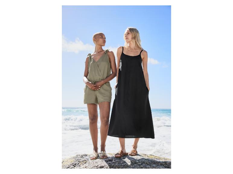 Lange zwarte jurk en kaki jumpsuit bij de zee.