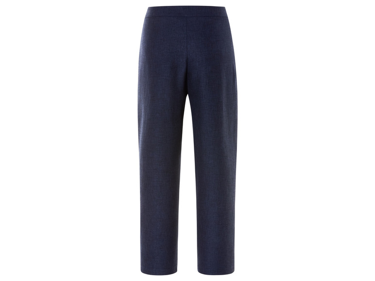 Un pantalon bleu foncé pour femme.
