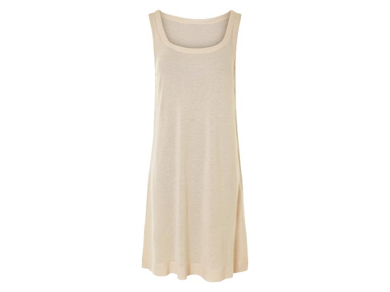 Lange beige jurk zonder mouwen.
