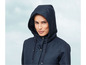 Une veste bleu marine à capuche pour femme.
