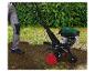 Personne utilisant un motoculteur thermique Parkside dans un jardin, cultivant le sol.