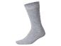 Une chaussette unie en coton gris sur fond blanc.