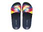 Twee blauwe slippers met kleurrijke banden met logo's van een supermarkt en een wielerploeg.