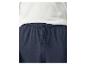 Gros plan d'un t-shirt blanc et d'un pantalon de jogging bleu marine avec cordon de serrage.