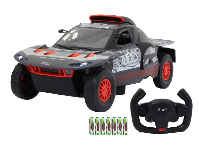 Une voiture de rallye Audi e-tron noire avec une télécommande