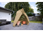 Housse de protection hivernale pour plantes en pot sur une terrasse.