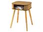 Table de chevet en bois avec compartiment ouvert et quatre pieds, avec deux livres.