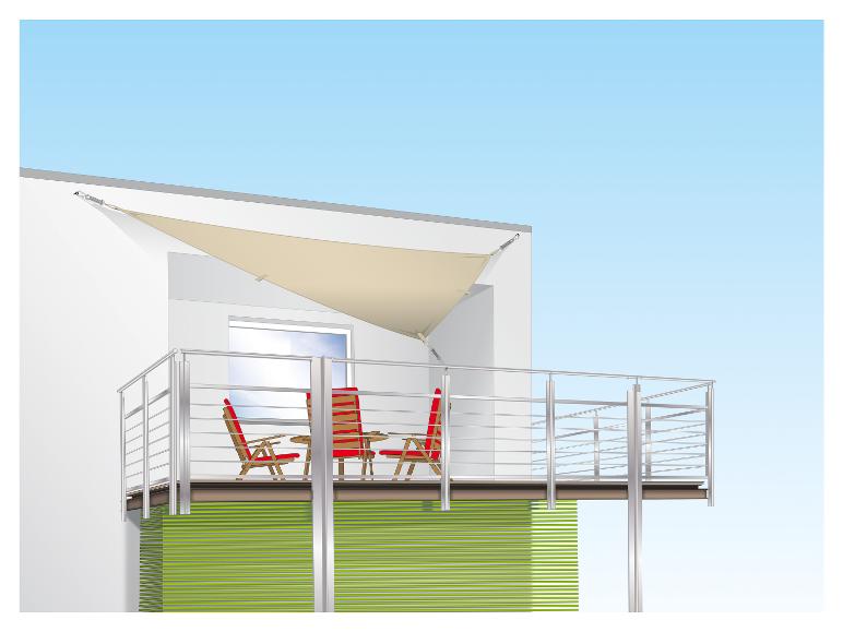 Een balkon met een beige zonnescherm, rode stoelen en een tafel.