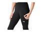 Vrouw in zwarte sportlegging met zijzak en reflecterend logo.
