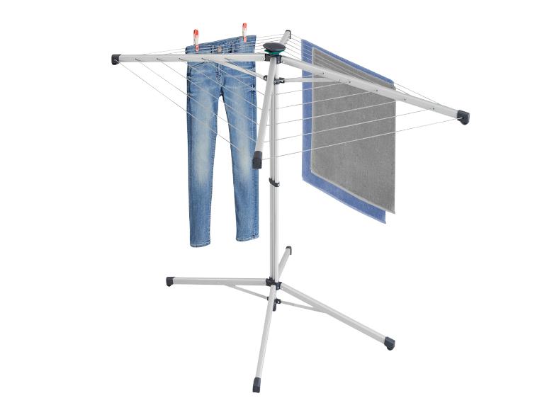 Séchoir à linge avec jeans et serviettes.
