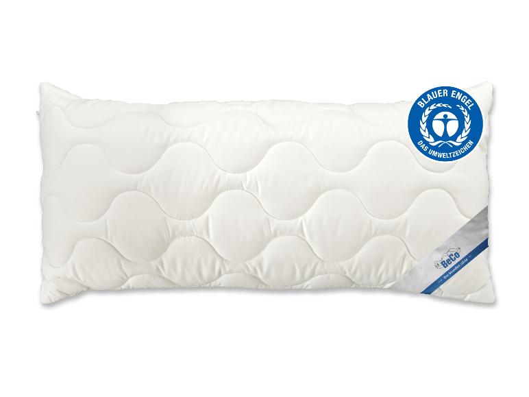 Wit gewatteerd kussen met Blauer Engel eco-logo en BeCo label.