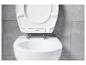 Een wit toiletbril en toilet in een badkamer met grijze tegels.