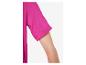 Detail van een roze t-shirt met korte mouwen.