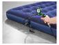 Blauw luchtbed wordt opgeblazen met een Parkside bandenspanningsmeter.