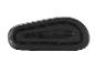 Zool van zwarte slippers met textuurpatroon.
