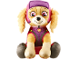 Pluche speelgoed van een bruine hond in roze en paars uniform, zittend.