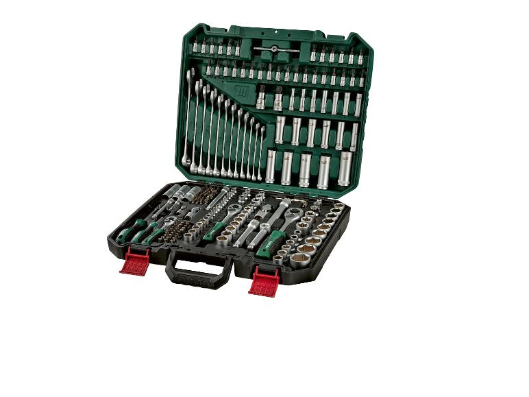 Ensemble d'outils avec clés, douilles, embouts et cliquets dans une boîte verte.