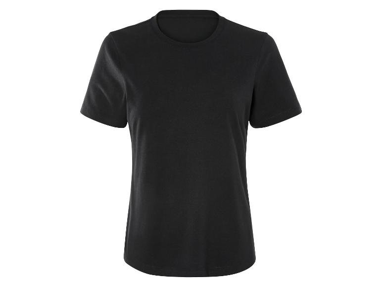 Un t-shirt noir à manches courtes.