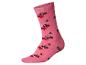 Chaussette rose avec motif de Noël de teckels en costumes de Père Noël et sapins.