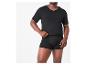 Homme en t-shirt noir col en V et caleçon noir.