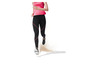 Een vrouw in zwarte leggings en een roze top rent.