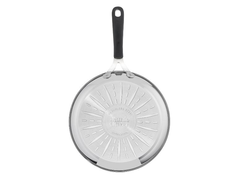 Le fond d'une poêle à frire Jamie Oliver en acier inoxydable avec une poignée noire, sur fond blanc.