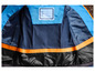 L'intérieur d'une veste bleue avec une bordure orange et une étiquette de nom.