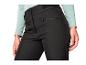 Close-up van zwarte broek met ritsen en knopen, gedragen door een persoon.
