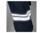 Reflecterende strepen op een donkere, waterdichte broek.