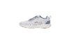 Witte sportschoenen met blauwe en oranje details, blauwe veters en een gespikkelde zool.