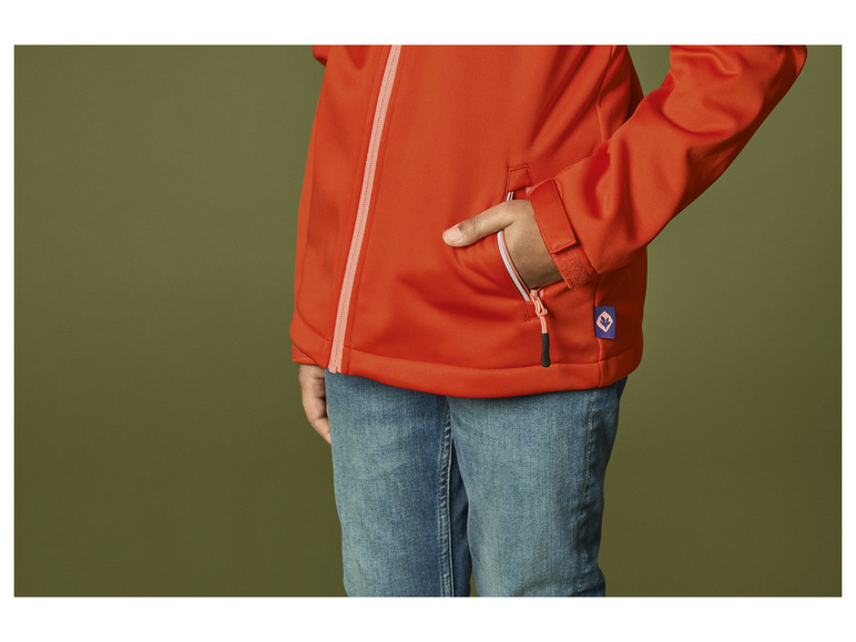 Une veste softshell orange avec un petit logo et une poche zippée.