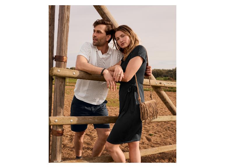 Robe et polo décontractés près d'une clôture en bois.