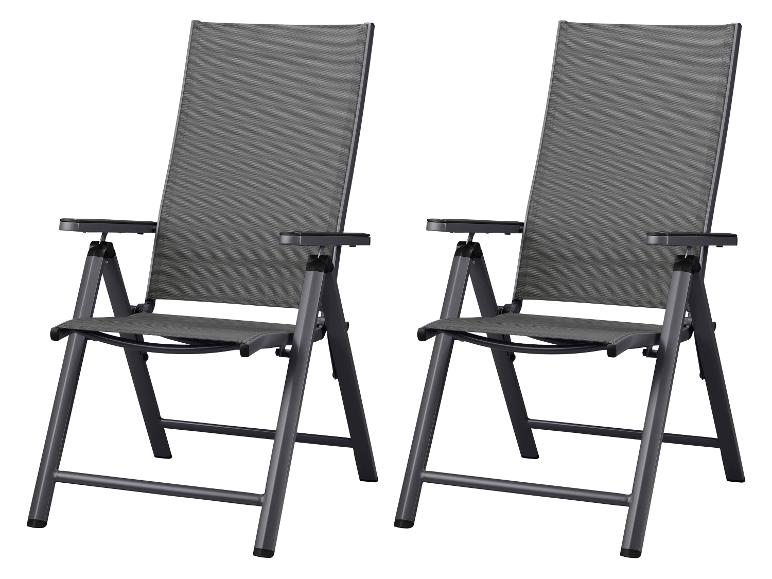 Twee grijze opvouwbare stoelen van metaal en textilene voor buiten.
