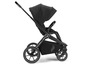 Een zwarte kinderwagen van het merk Mamas & Papas met grote wielen.