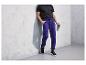 Man in zwarte T-shirt en blauwe joggingbroek met waterfles.