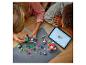 Des enfants jouent avec des briques de construction et une tablette avec des instructions.