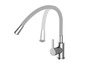 Un robinet de cuisine chromé avec un bec flexible.
