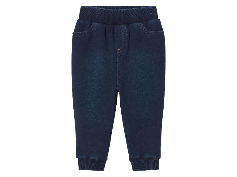 Un jean bleu foncé avec une taille élastique.