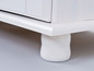 Witte houten kast met gedraaide poten.