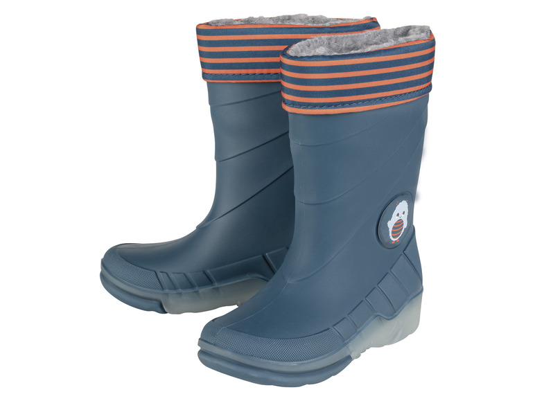 Bottes de pluie bleues avec des rayures orange et un motif de pingouin.