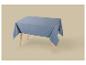 Blauw tafelkleed op een houten tafel