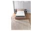 Een roze bed met een wit matras en een wit vloerkleed.