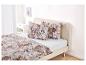 Lit avec tête de lit beige et housse de couette à motif floral