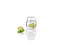 Een glas met water, limoen en munt.