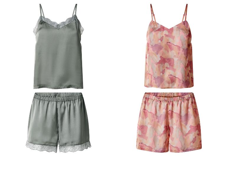 Satijnen camisole en short pyjamasets, één groen met kant en één bedrukt.