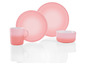 Een roze Le Creuset mok, schaal en twee borden.
