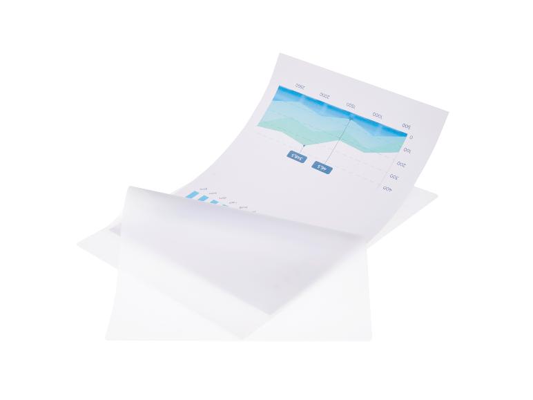 Witte map met een financiële grafiek met gegevens van augustus tot december